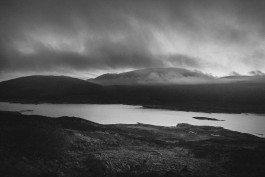 Wolken in den schottischen Highlands am späten Abend 