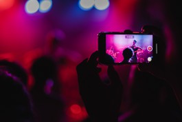 Porches im Karlstorbahnhof beim Queer Festival | The Postie 