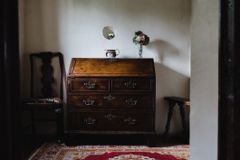 Antike Kommode in einem schottischen Schloss 