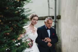 Braut wird von ihrem Vater an den Altar geführt 