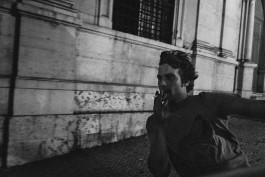 Ein »Fahrgast« hängt an einer Straßenbahn 