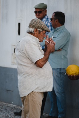 Portugiese zündet sich Zigarette an 