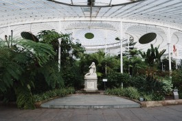 Statue im Gewächshaus des Botanischen Gartens Glasgow 