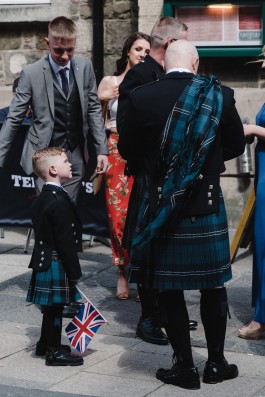 Kleiner Junge in Schottenrock mit Union Jack 