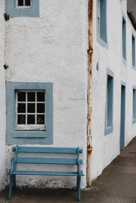 Bank vor alter Hauswand 