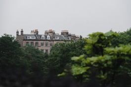 Eine Häuserreihe in Edinburgh vor Nebel 