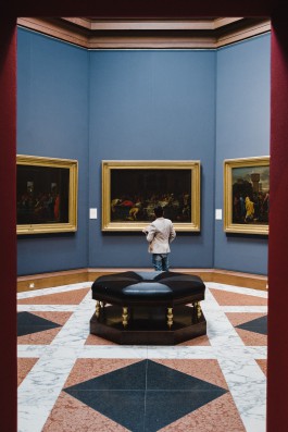 Besucher in der schottischen Nationalgalerie in Edinburgh 