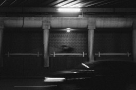 Radfahrer und Auto unter einer Brückenunterführung 