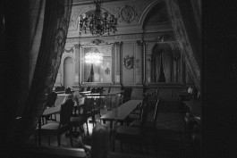 Blick in einen dunklen Festsaal 