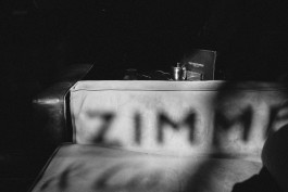 Schattenspiegelung des Fensters auf einem Sofa 