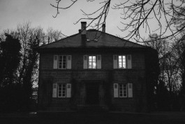 Villa am späten Abend im Regen im Fürstengarten in Hechingen