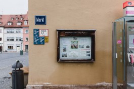Wochenmarkt-Information auf dem Marktplatz von Weimar