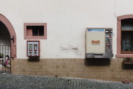 Kaugummi- und Zigarettenautomat in einem Dorf in der Pfalz 