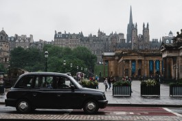Taxi vor der Nationalgalerie in Edinburgh 